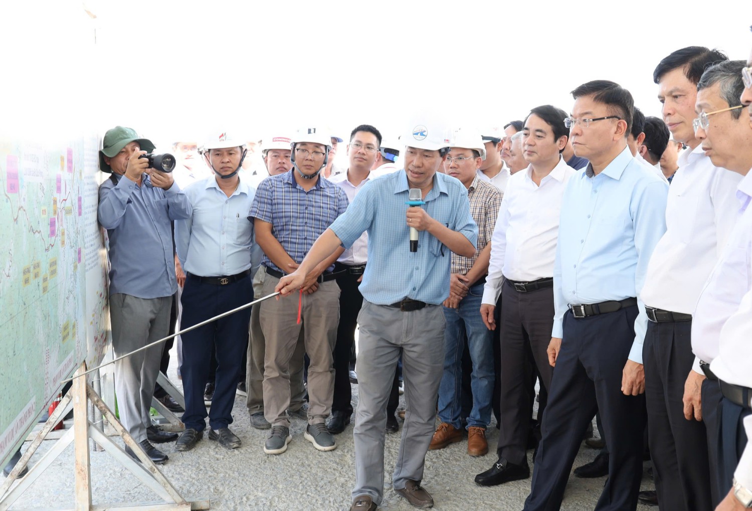 Phó Thủ tướng Chính phủ Lê Thành Long kiểm tra 2 dự án cao tốc tại Khánh Hòa